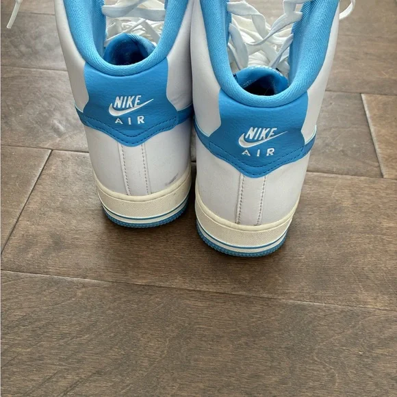 Nike Woman’s White and Blue Sneakers - Picture 4 of 5